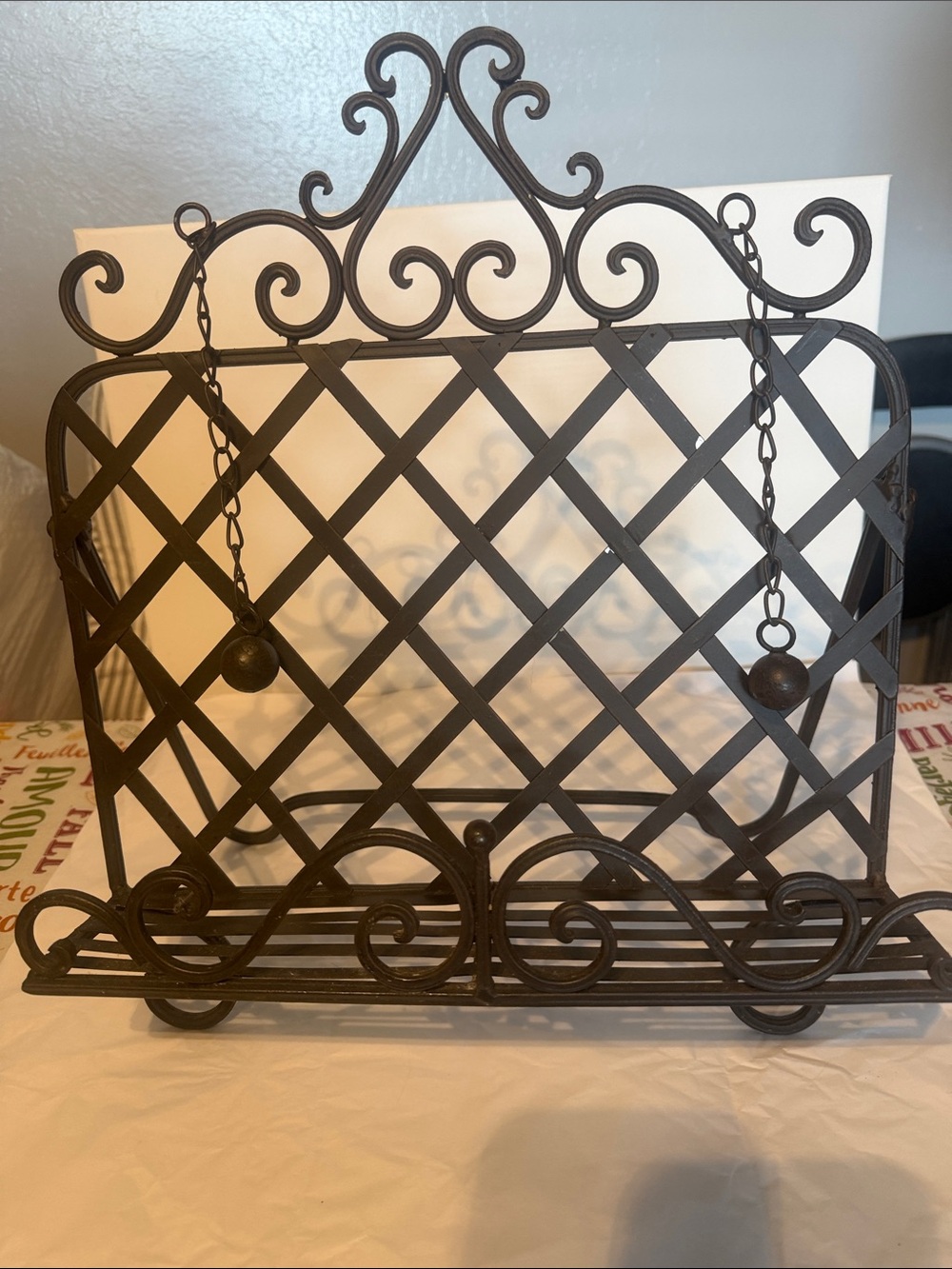 Decorative Brown Metal Cookbook Stand - Elegant Lattice Design